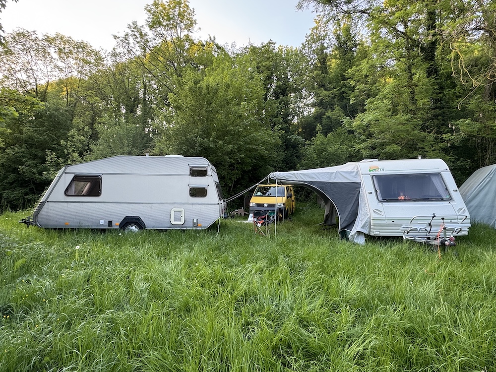 Dein erster Wohnwagen-Urlaub: Führerscheinklasse, Kosten, Handhabung
